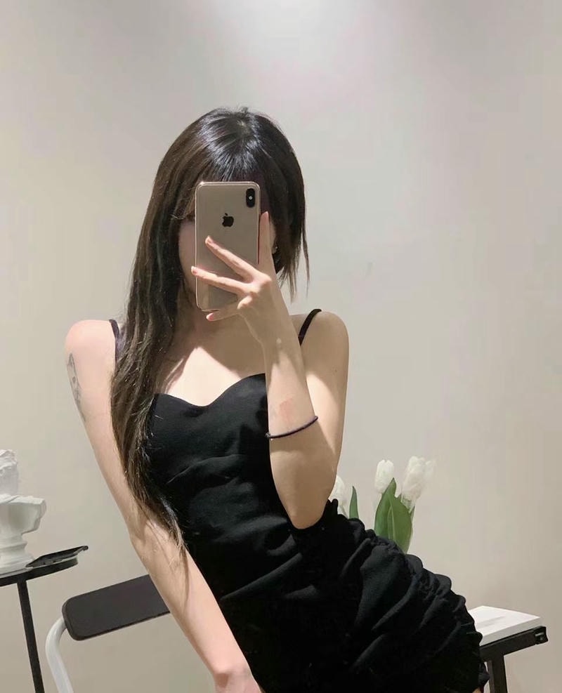 Ảnh gái xinh che mặt bằng điện thoại