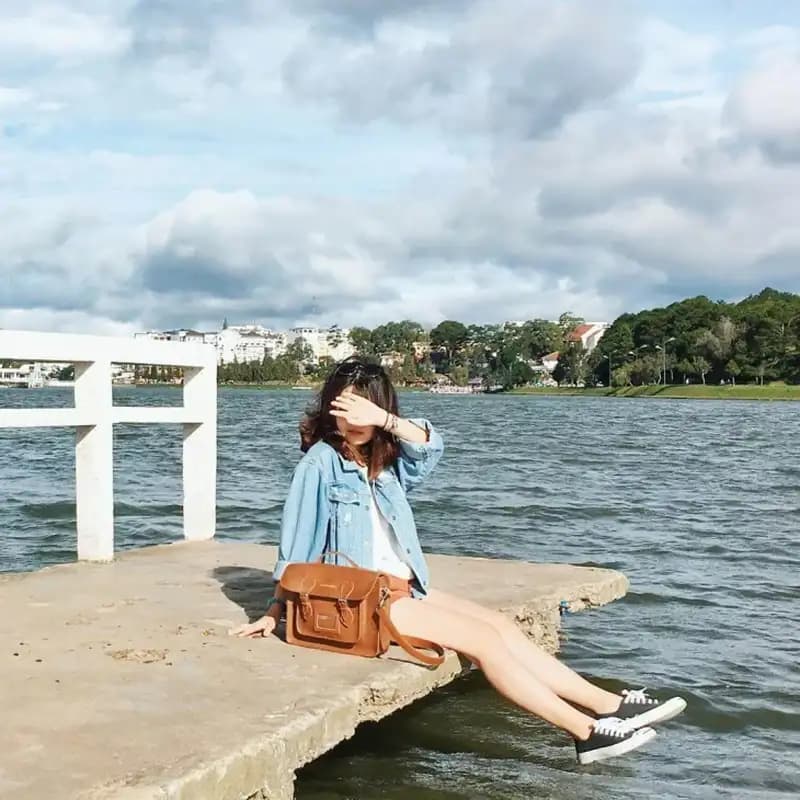 Ảnh gái xinh che mặt bằng tay
