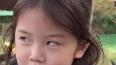 Meme liếc mắt của các bé gái