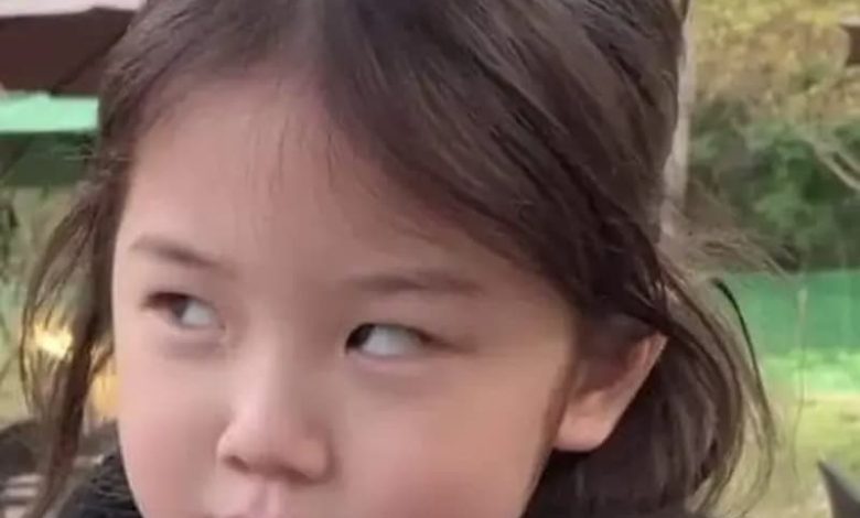 Meme liếc mắt của các bé gái