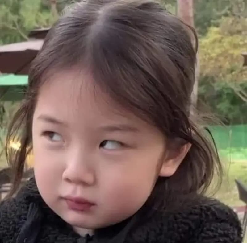 

Meme liếc mắt của các bé gái