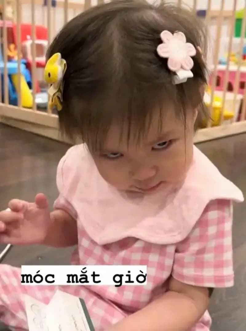 

Meme liếc mắt của các bé gái