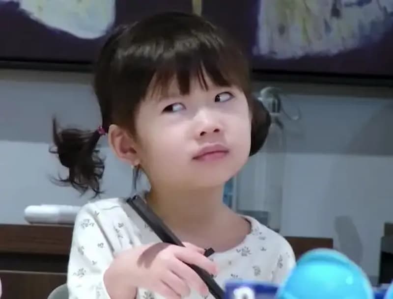 

Meme liếc mắt của các bé gái