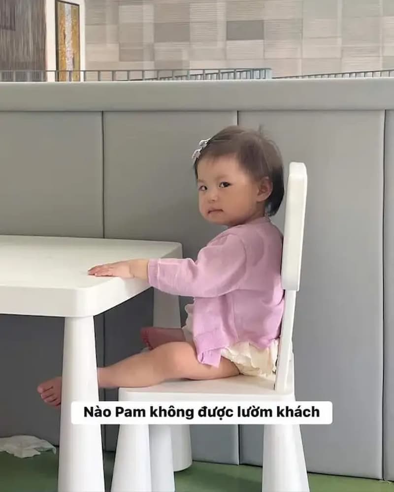 

Meme liếc mắt của các bé gái