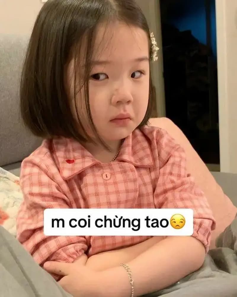 

Meme liếc mắt của các bé gái