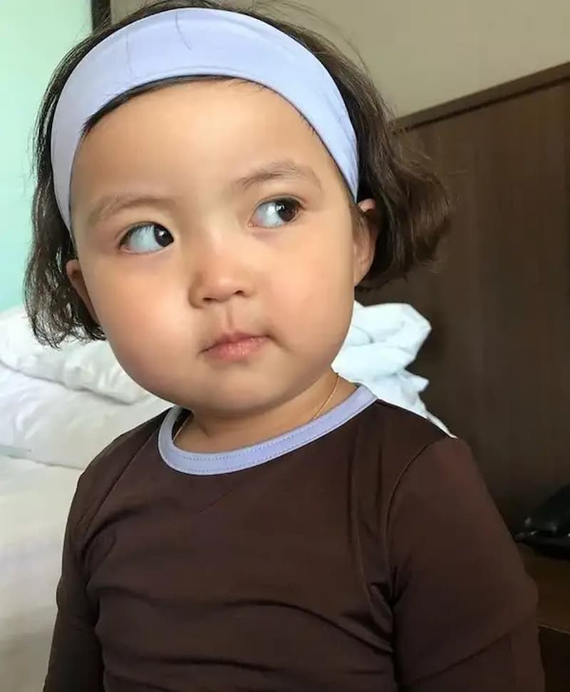 

Meme liếc mắt của các bé gái