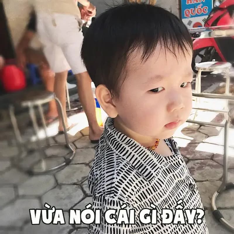 

Meme liếc mắt của các bé gái