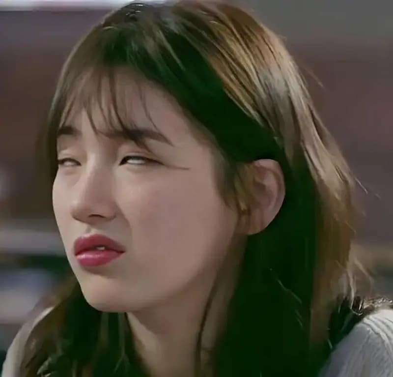 Meme liếc mắt viral nhất mạng xã hội